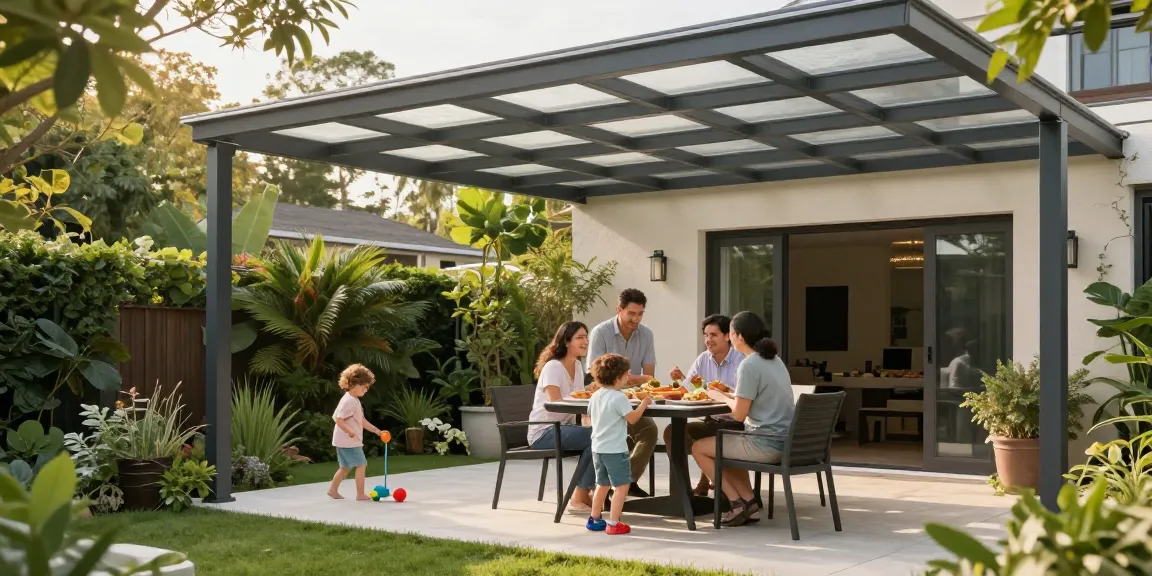 Moderne Terrassenüberdachung in einem liebevoll gestalteten Garten mit einladendem Familienessen.
